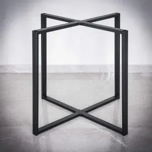 Svart metallbordsstativ med korsdesign