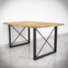 Rektangulärt träbord med svart metallunderrede